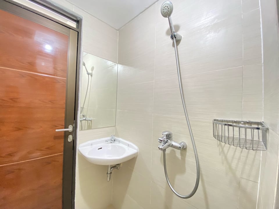 Apartment, 2 Bedrooms | Bathroom | Shower, free toiletries, towels