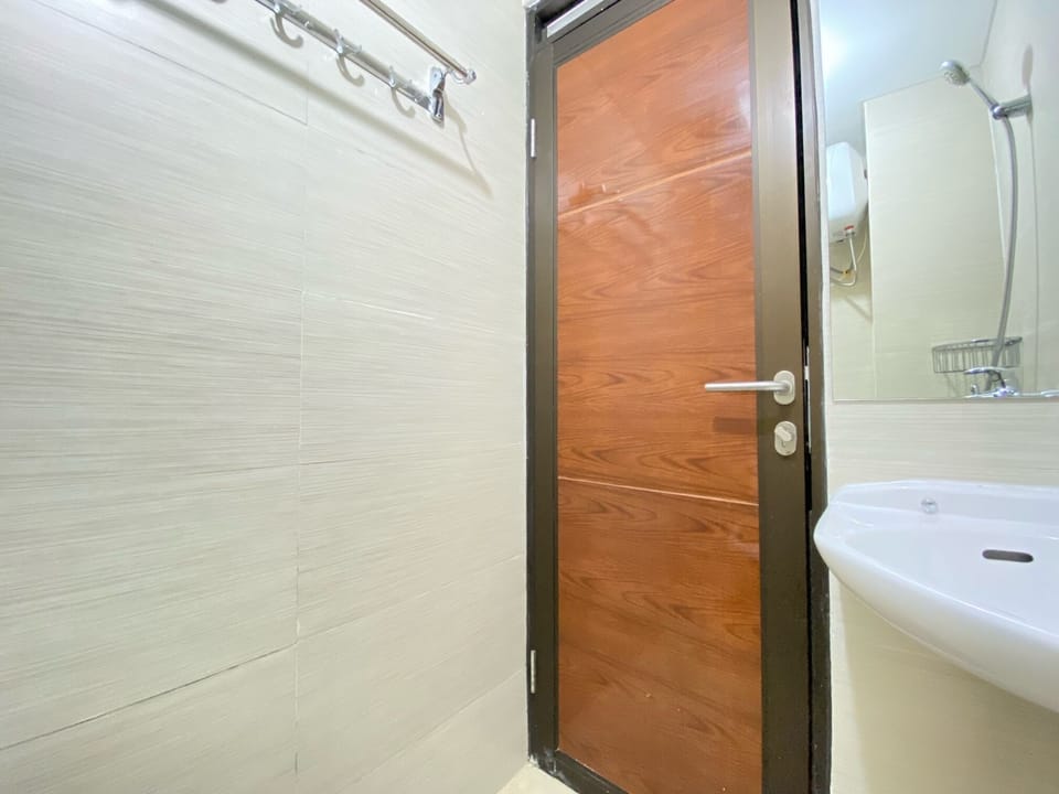 Apartment, 2 Bedrooms | Bathroom | Shower, free toiletries, towels