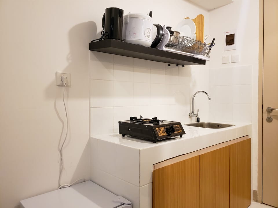 Studio, 1 Queen Bed | Private kitchen | Fridge, cookware/dishes/utensils