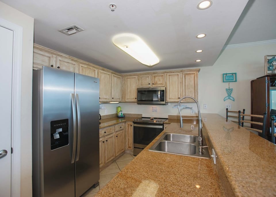 Condo, 2 Bedrooms, Balcony, Ocean View (505) | Private kitchen | Full-size fridge, microwave, oven, stovetop