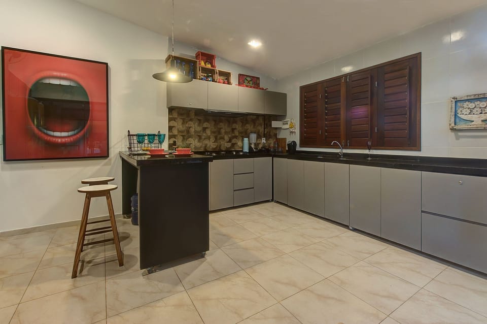 Deluxe House | Private kitchen | Fridge, microwave, cookware/dishes/utensils, dining tables