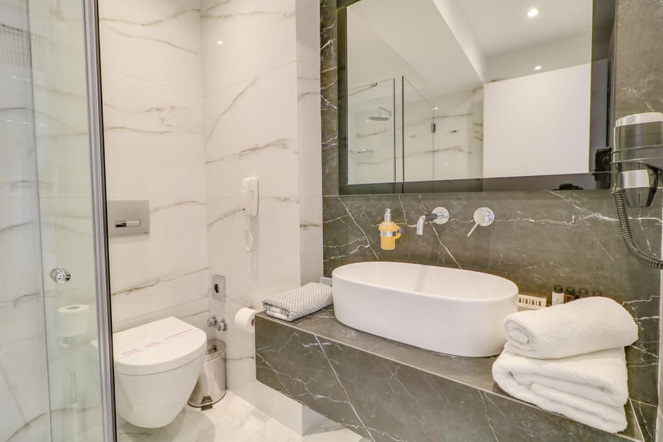 Executive Suite, Sea View | Bathroom | Free toiletries, hair dryer, slippers, towels