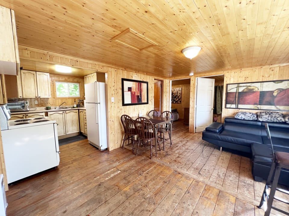 Comfort Cabin (B) | Living area