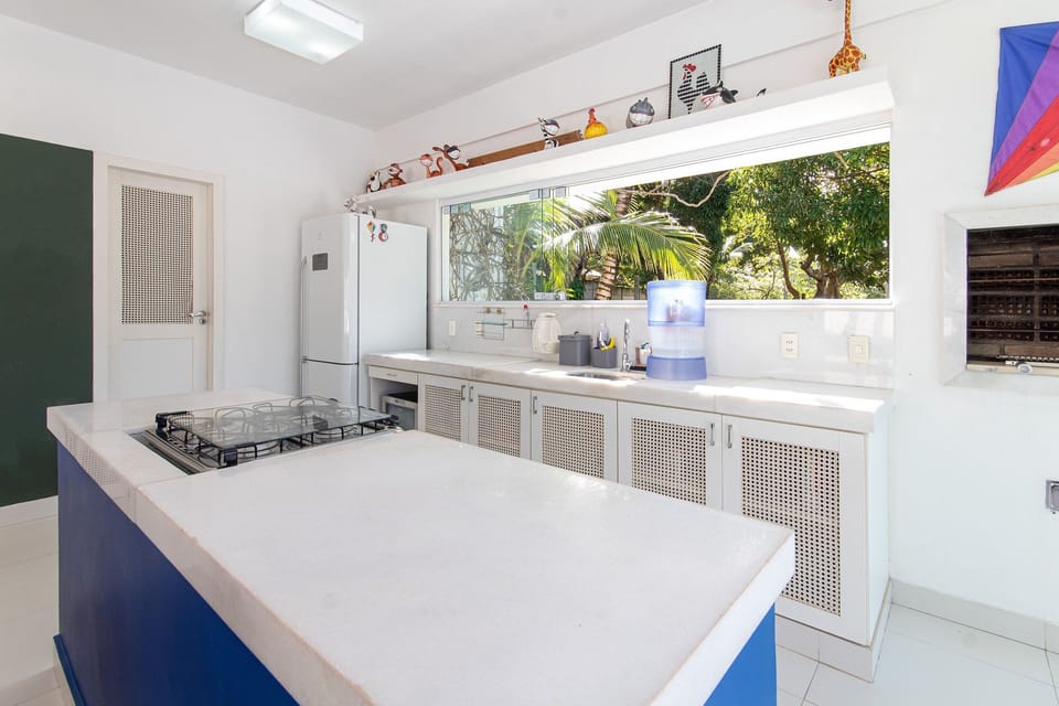 Deluxe House | Private kitchen | Fridge, cookware/dishes/utensils, dining tables
