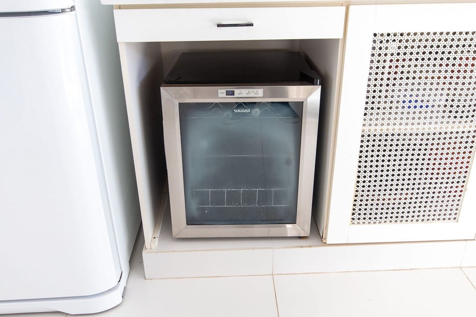 Deluxe House | Private kitchen | Fridge, cookware/dishes/utensils, dining tables