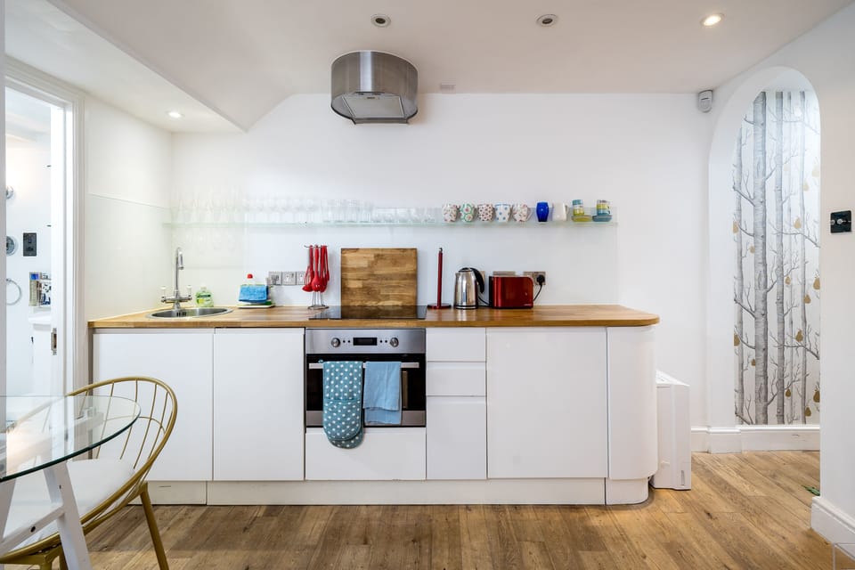 Apartment, 1 Bedroom | Private kitchen | Fridge, microwave, oven, stovetop