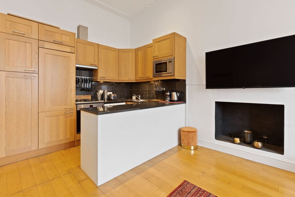 Apartment, 1 Bedroom | Private kitchen | Fridge, microwave, oven, stovetop