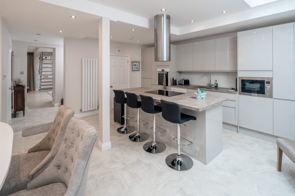 House, 4 Bedrooms, Terrace | Private kitchen | Fridge, microwave, oven, stovetop
