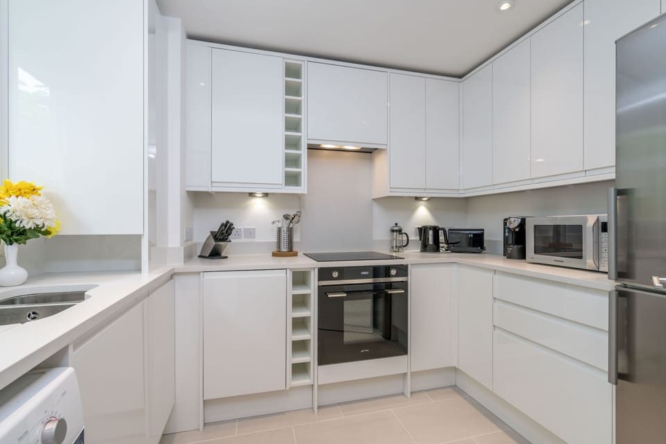 Apartment, 2 Bedrooms | Private kitchen | Fridge, microwave, oven, stovetop