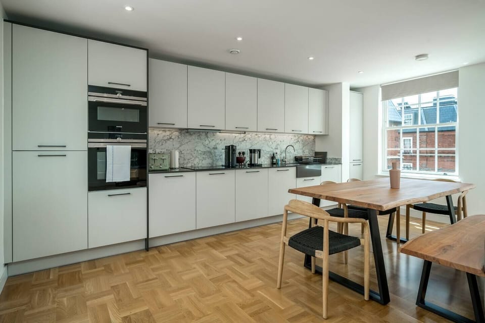 Apartment, 3 Bedrooms | Living area | 24-inch TV with cable channels