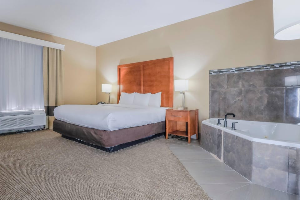 King Suite, Non Smoking | Desk, Internet, bed sheets, alarm clocks