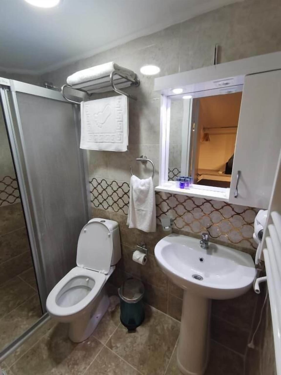EKONOMIK TEK KISILIK ODA | Bathroom | Shower, free toiletries, hair dryer, slippers