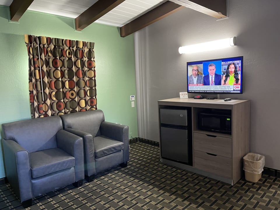 2 Queens - Non Smoking | Desk, iron/ironing board, free WiFi, bed sheets