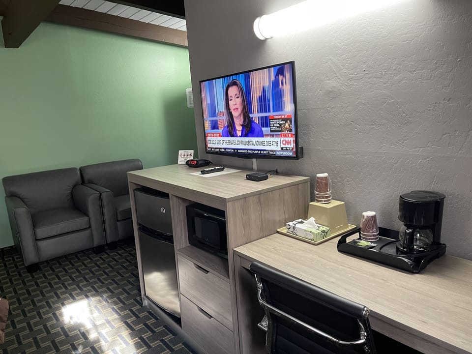 2 Queens - Non Smoking | Desk, iron/ironing board, free WiFi, bed sheets