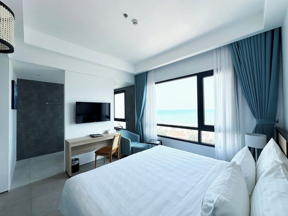 Junior Suite, Ocean View | Premium bedding, minibar (some free items), in-room safe, desk