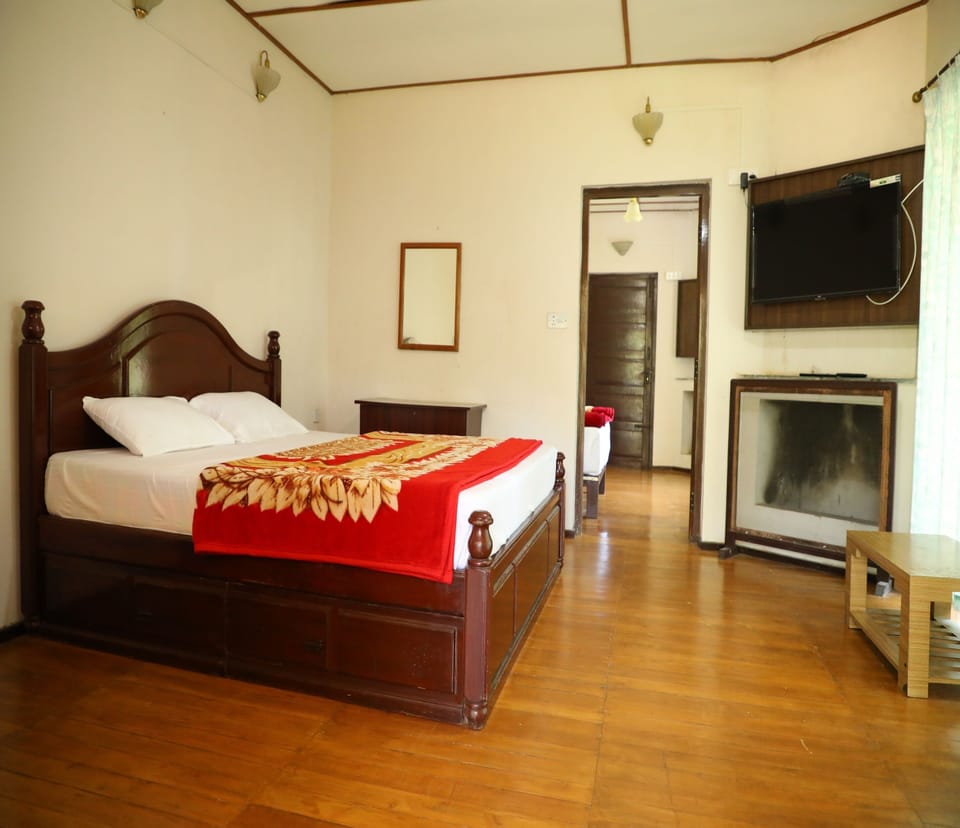 Family Cottage | Egyptian cotton sheets, premium bedding, desk, WiFi