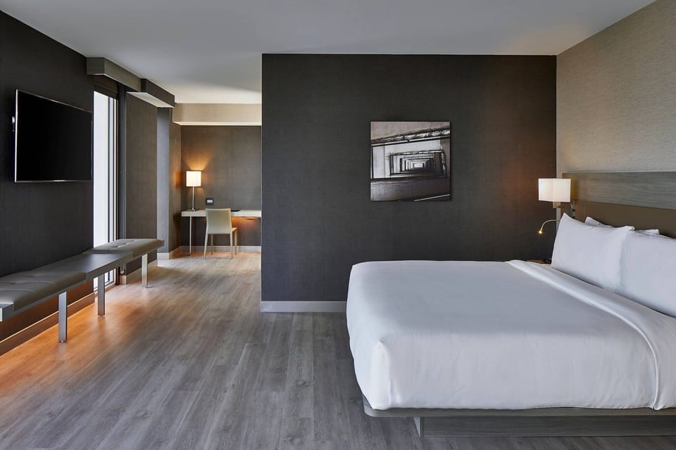 Cribs (free), rollaway beds (surcharge), WiFi (free), alarm clocks