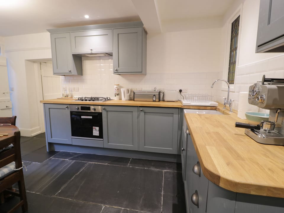 Dishwasher, electric kettle, cookware/dishes/utensils