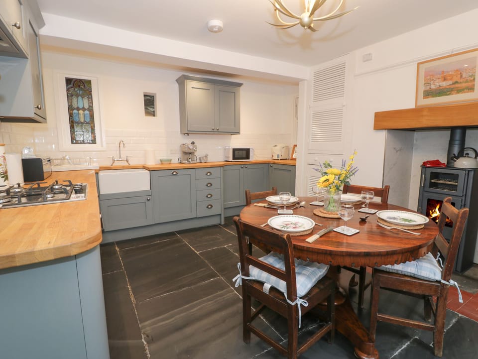 Dishwasher, electric kettle, cookware/dishes/utensils