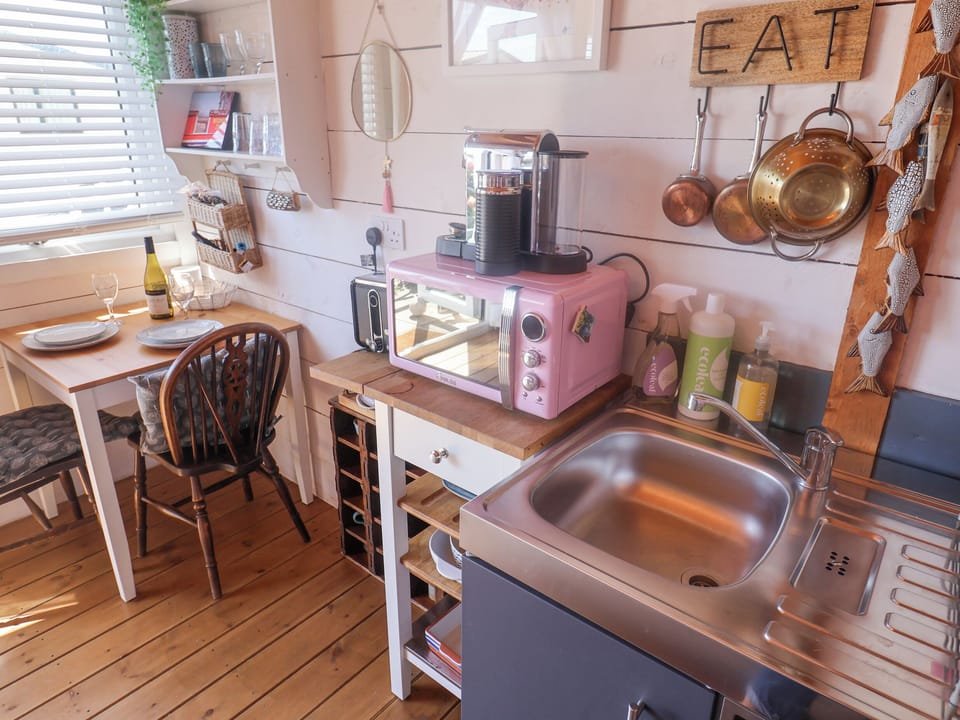Cottage | Private kitchen | Fridge, electric kettle, toaster, cookware/dishes/utensils