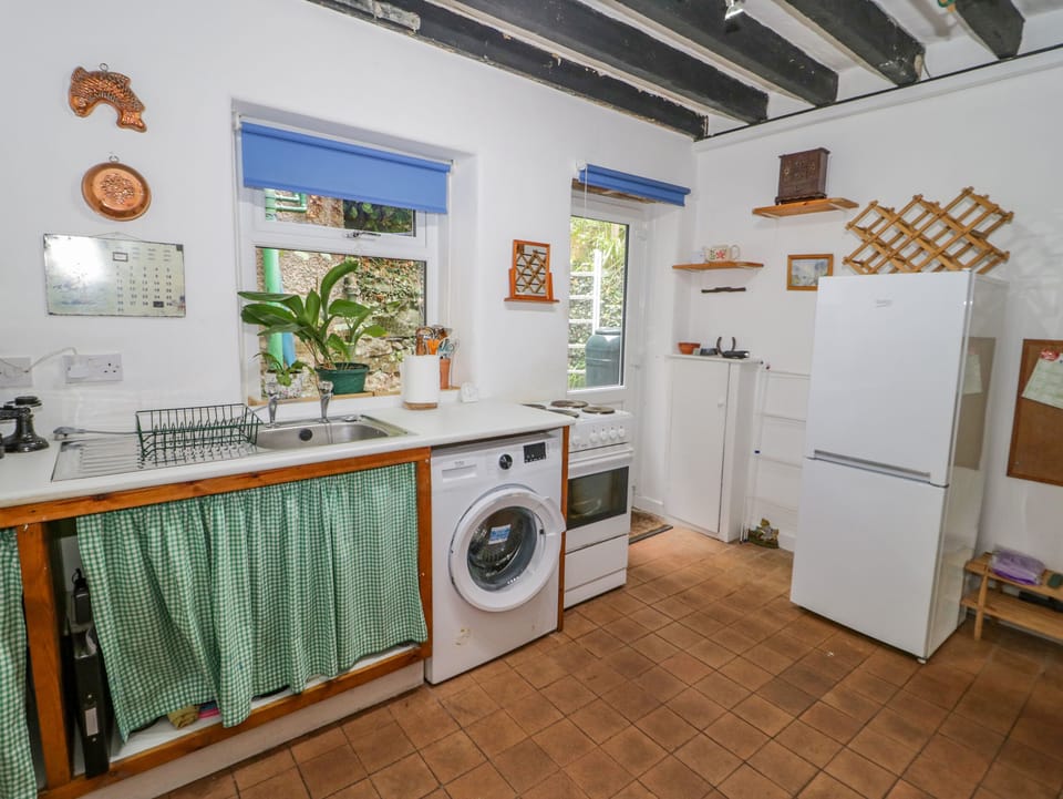 Cottage | Private kitchen | Fridge, electric kettle, toaster, cookware/dishes/utensils