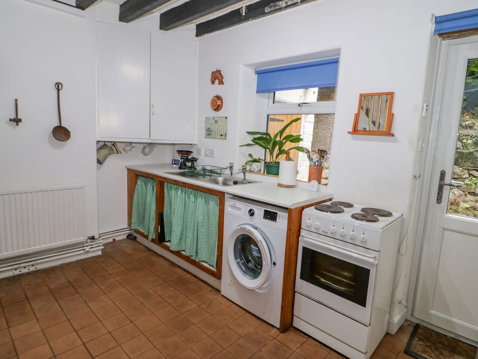 Cottage | Private kitchen | Fridge, electric kettle, toaster, cookware/dishes/utensils