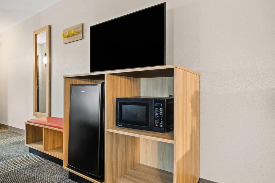 Standard Room, 1 King Bed | Desk, laptop workspace, iron/ironing board, free internet