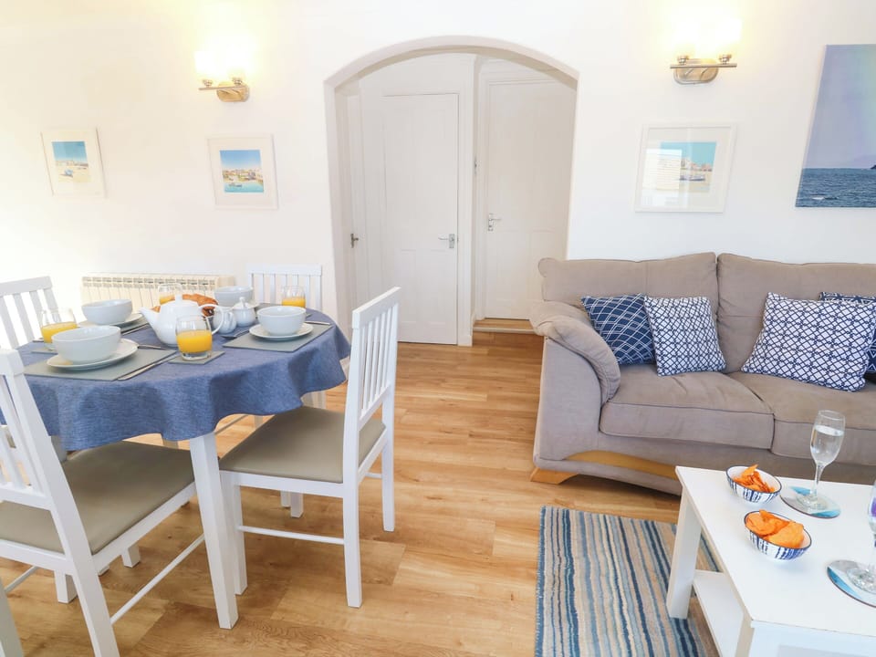 Cottage | Dining