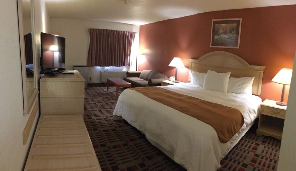 Room, 1 King Bed | Soundproofing, iron/ironing board, free WiFi, bed sheets