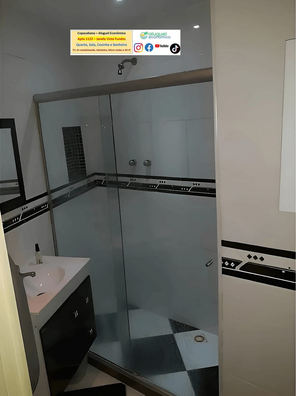 Studio | Bathroom | Shower, rainfall showerhead, towels