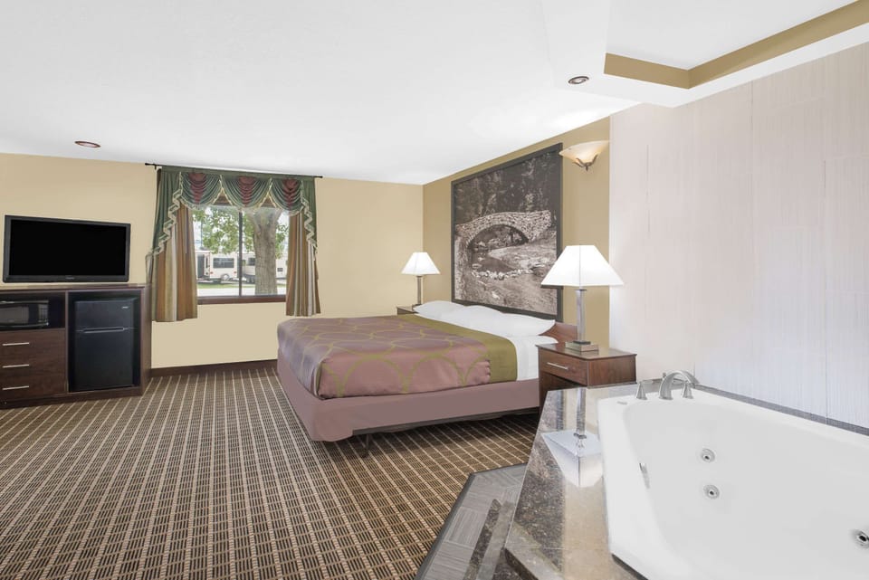 Deluxe Studio Suite, 1 King Bed, Non Smoking | Pillowtop beds, in-room safe, desk, blackout drapes