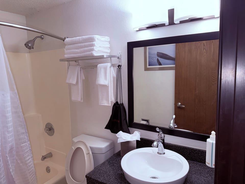 Combined shower/tub, deep soaking tub, towels