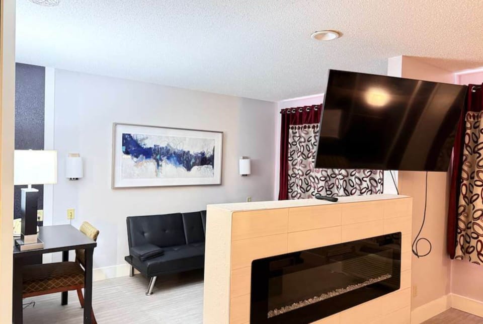 1 King Suite Jacuzzi, Non Smoking | Hypo-allergenic bedding, in-room safe, laptop workspace, blackout drapes