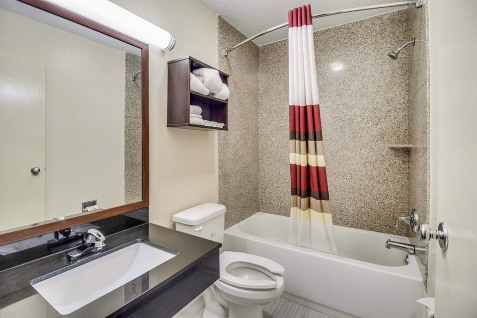 Combined shower/tub, free toiletries, towels