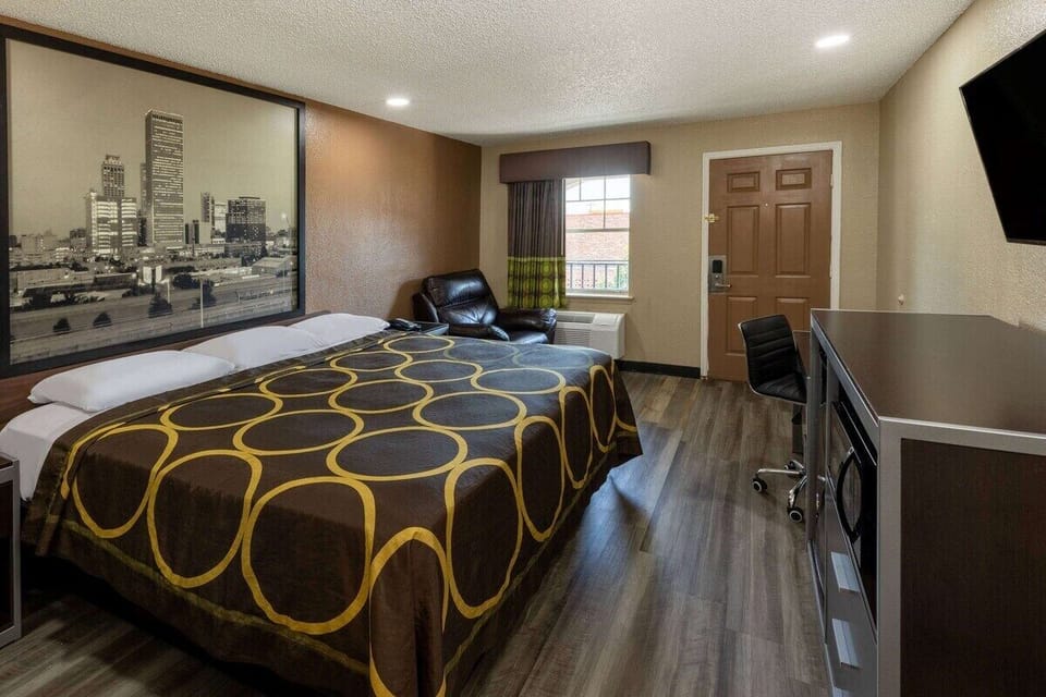 Standard Room, 1 King Bed | Desk, laptop workspace, iron/ironing board, free WiFi