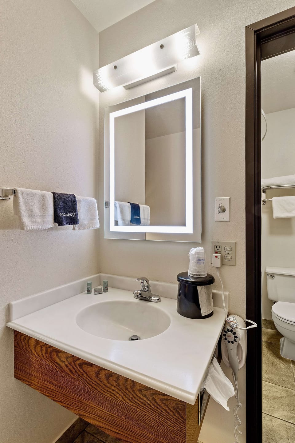 Combined shower/tub, hair dryer, towels