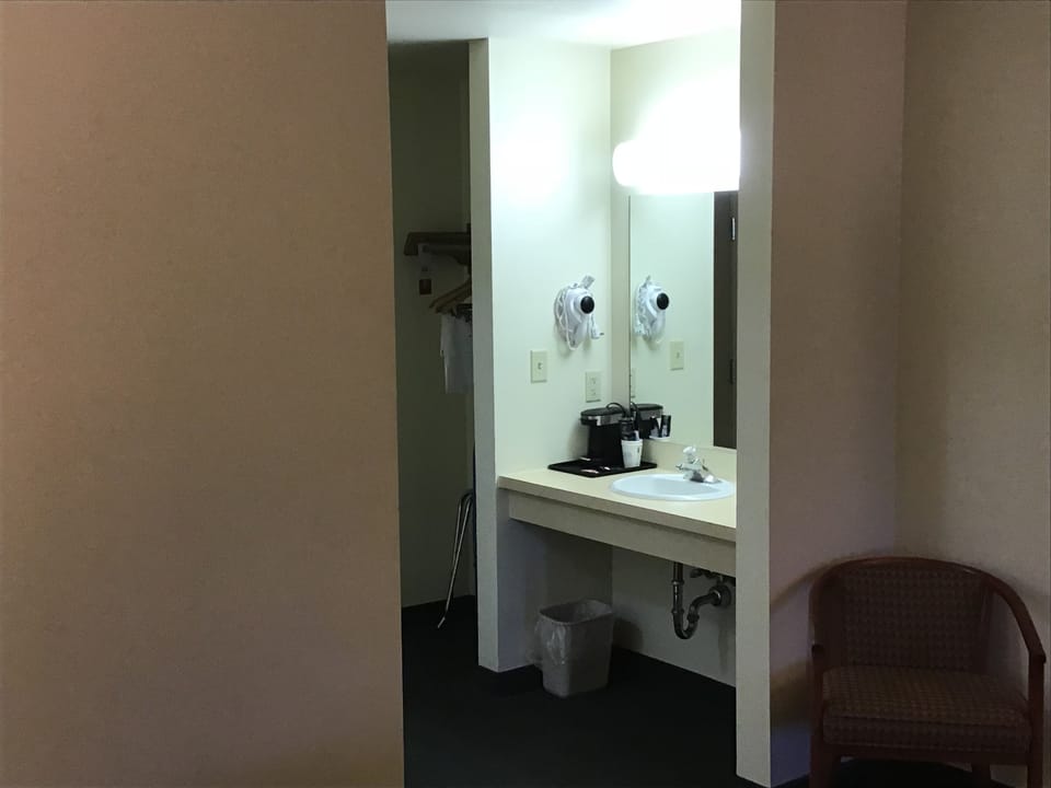 Deluxe Room, 1 King Bed, Non Smoking | Bathroom sink