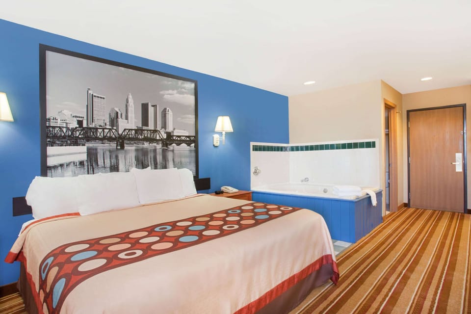 Studio Suite, 1 King Bed, Non Smoking | Hypo-allergenic bedding, desk, Internet, bed sheets