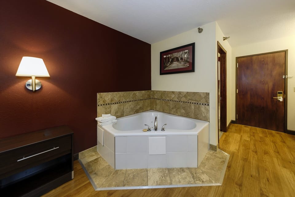 Superior Room, 1 King Bed, Jetted Tub (Smoke Free) | Jetted tub