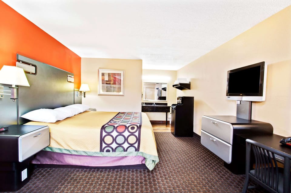 In-room safe, WiFi (free), bed sheets