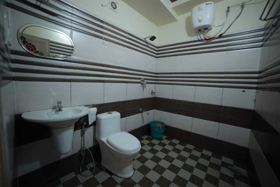 Premium Double Room | Bathroom | Free toiletries, slippers