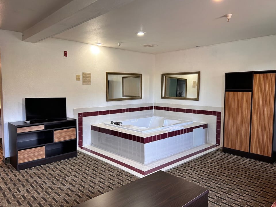 Suite, 1 King Bed, Hot Tub | Desk, free cribs/infant beds, rollaway beds, free WiFi