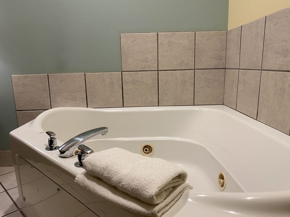 Jetted tub