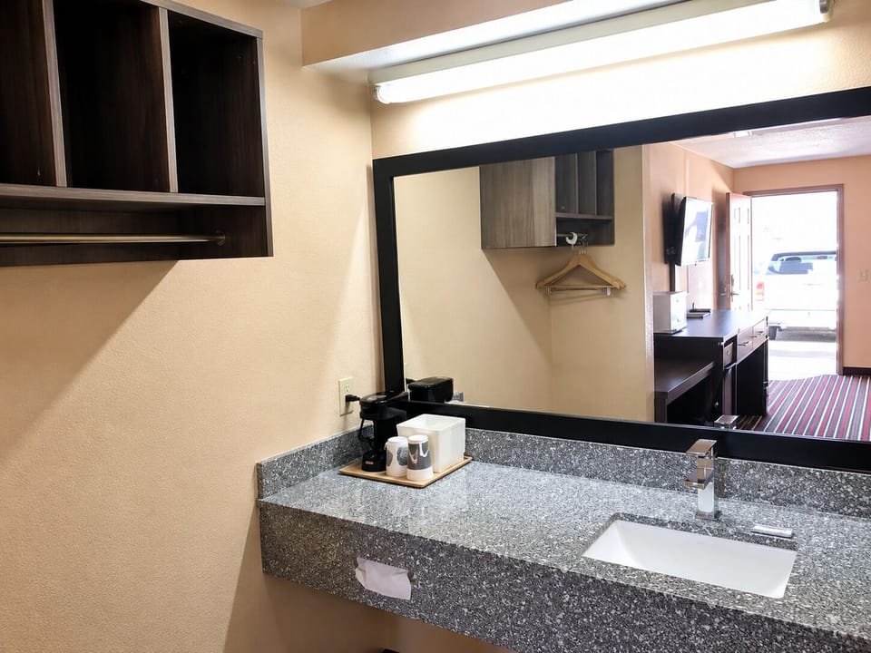 Combined shower/tub, free toiletries, hair dryer, towels