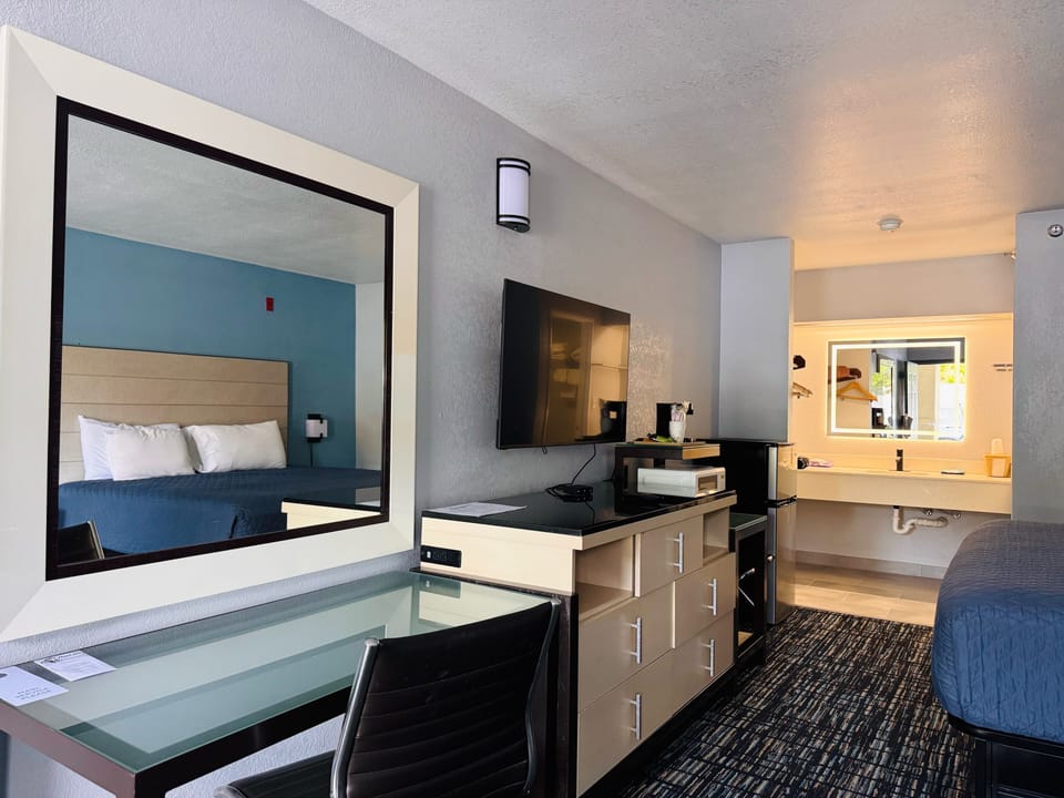 Deluxe King Room, 1 King Bed, Refrigerator (Full Hot Breakfast Included) | Iron/ironing board, free WiFi, bed sheets