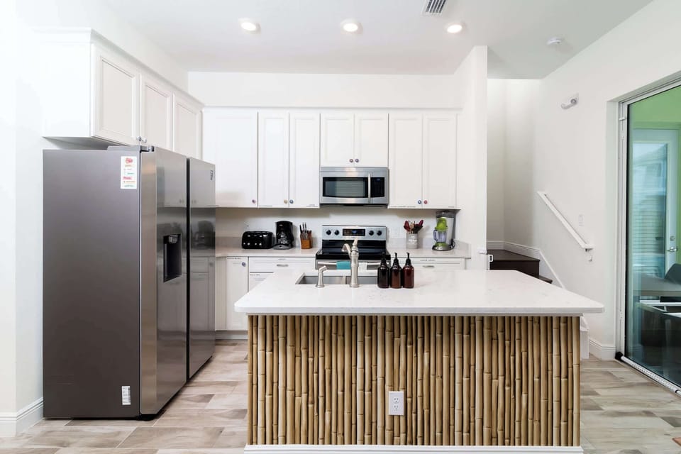 House, Multiple Beds, Pool Access, Pool View (Rum Runners and Margaritas) | Private kitchen | Fridge, microwave, oven, stovetop
