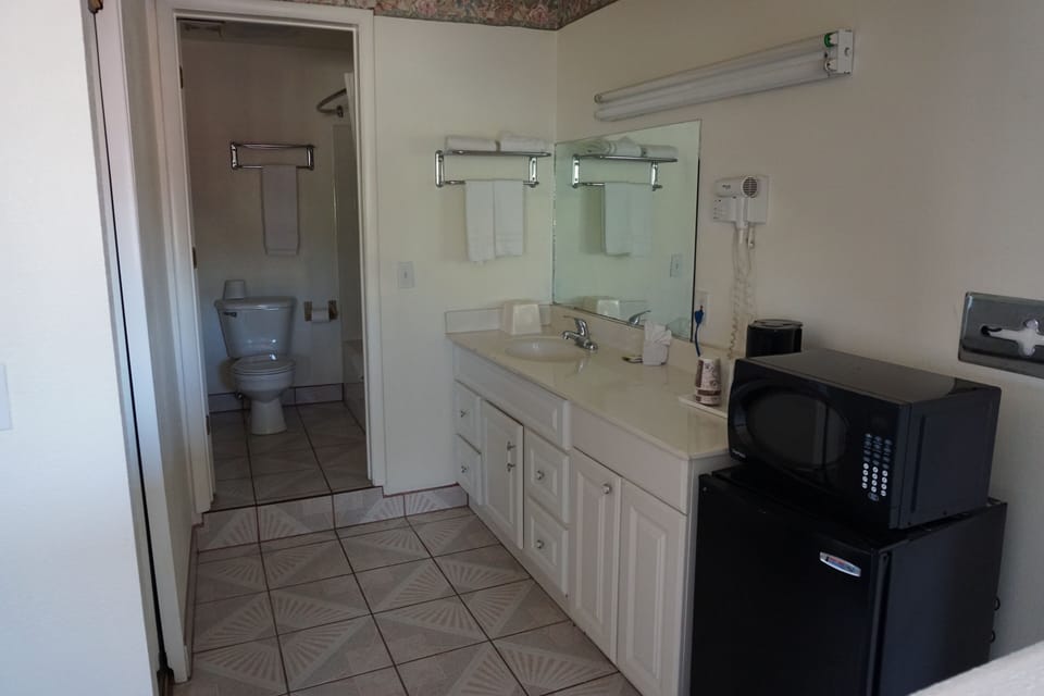 Business Suite, 1 King Bed | Coffee and/or coffee maker