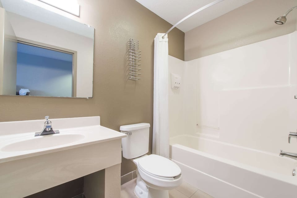 Combined shower/tub, free toiletries, hair dryer, towels