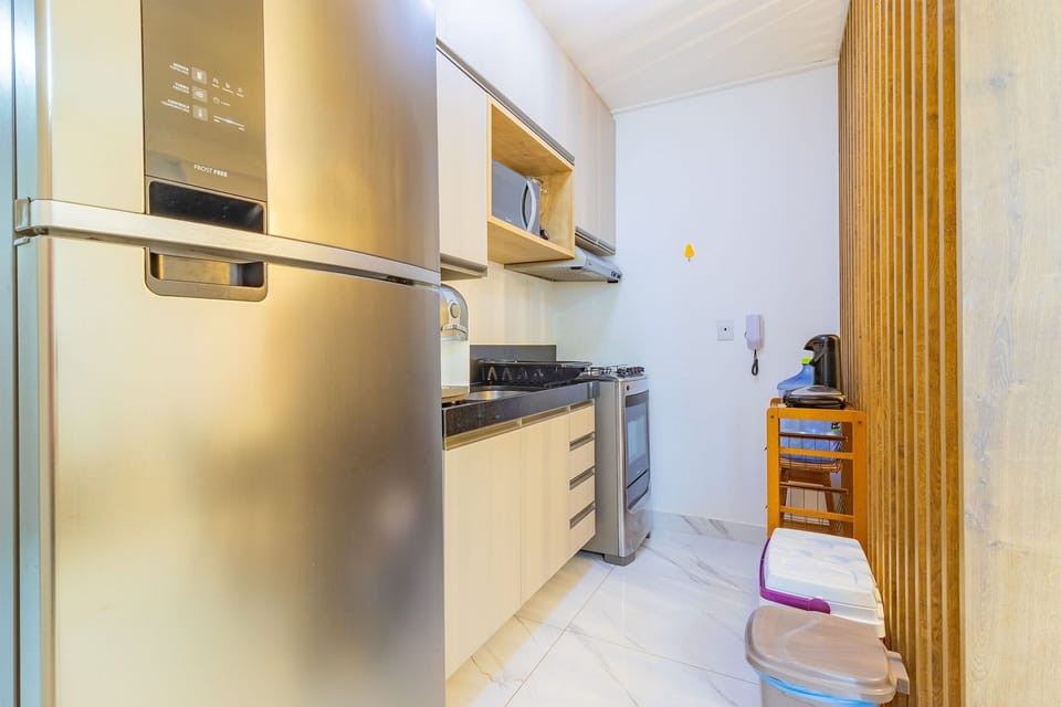 Deluxe Apartment | Private kitchen | Microwave, cookware/dishes/utensils