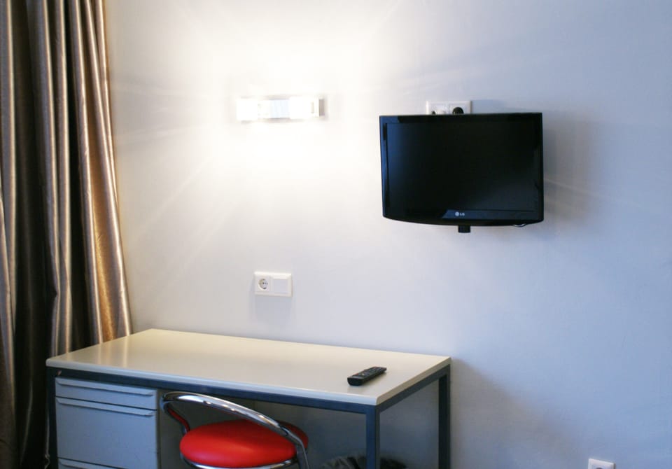 In-room safe, desk, rollaway beds, free WiFi